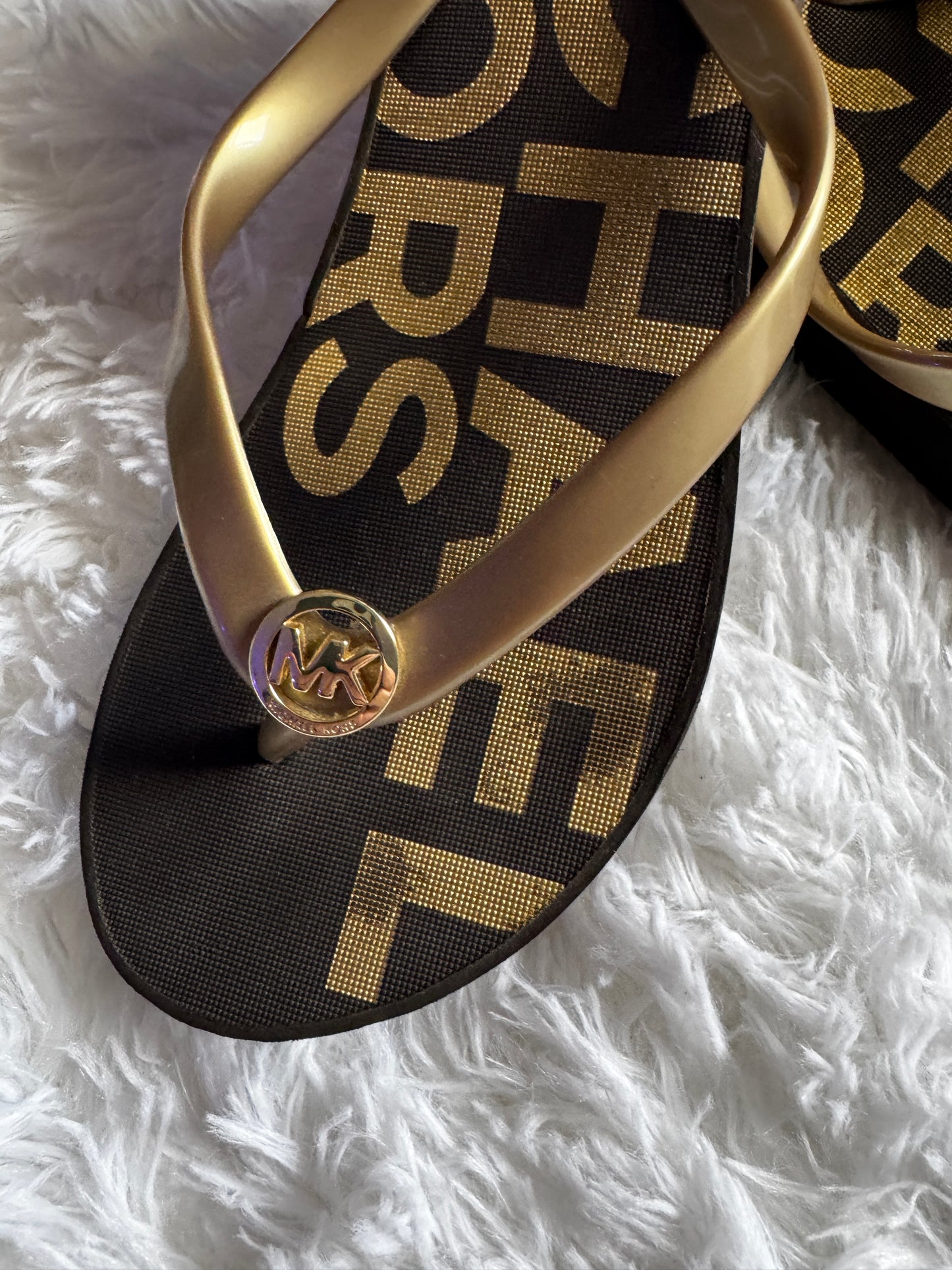 Michael Kors Women MK Logo-Detailed Footbed Gold/Black Flip Flops