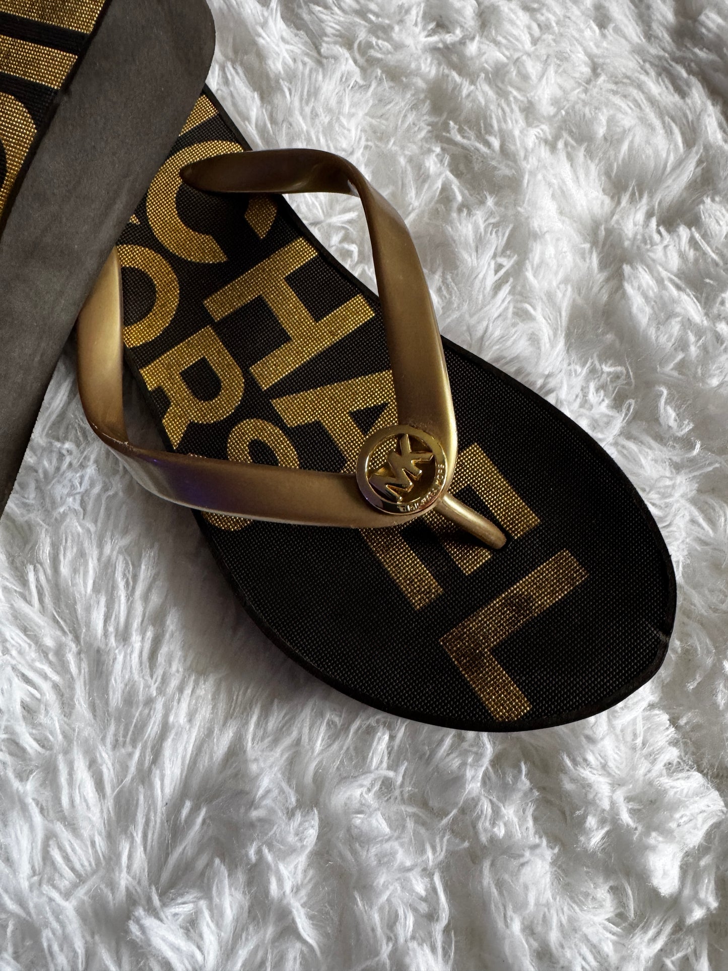 Michael Kors Women MK Logo-Detailed Footbed Gold/Black Flip Flops