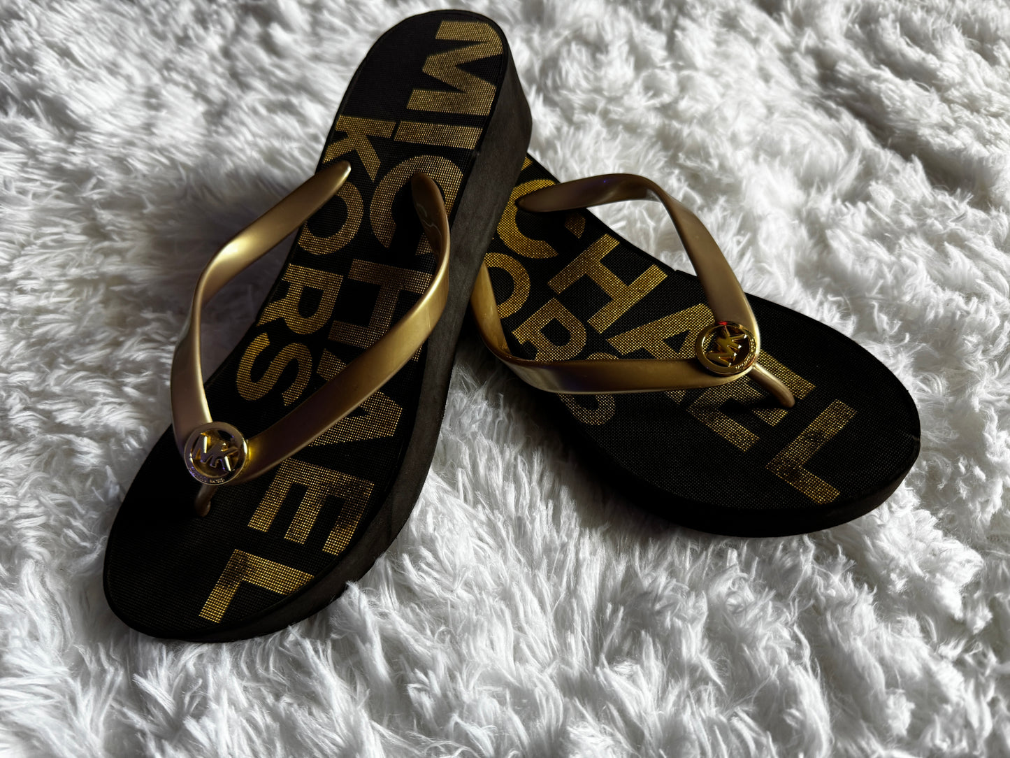 Michael Kors Women MK Logo-Detailed Footbed Gold/Black Flip Flops