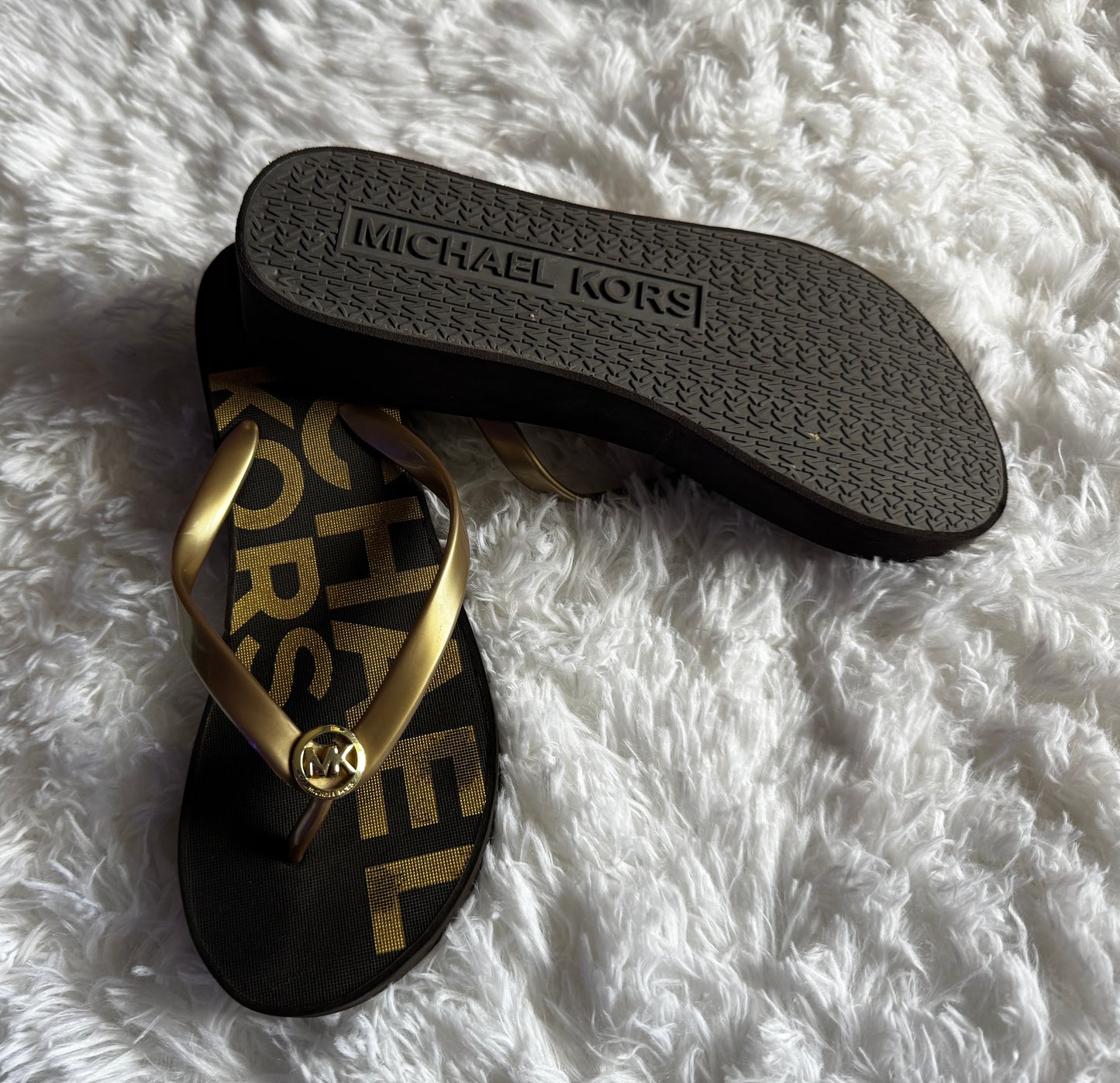 Michael Kors Women MK Logo-Detailed Footbed Gold/Black Flip Flops